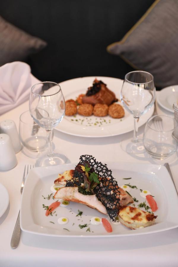 Kenzi Rose Garden Hotel Marrakesh Ngoại thất bức ảnh A typical meal at a restaurant
